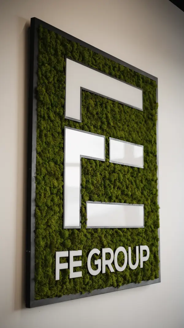 Das FE-Group-Logo aus Moos im Büro in Bremen